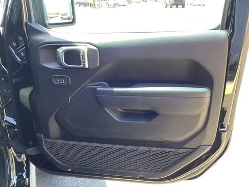 Used 2025 Jeep Wrangler Unlimited Rubicon 4xe w/ Convenience Group AWD/4WD image 40