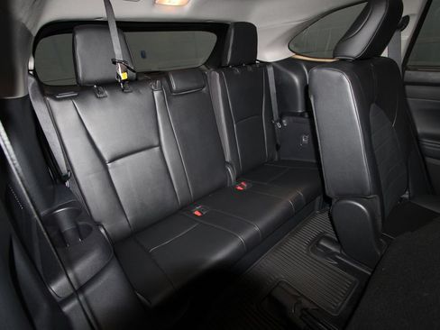 Used 2025 Toyota Highlander XLE AWD/4WD image 30