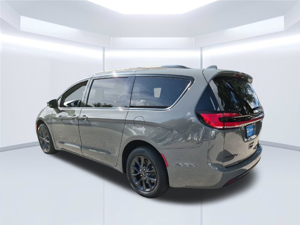 Used 2021 Chrysler Pacifica Limited w/ S Appearance Package AWD/4WD image 3