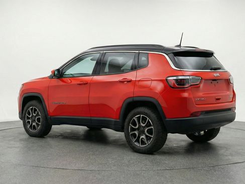 Used 2025 Jeep Compass Trailhawk image 6