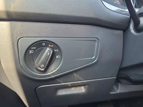 Used 2018 Volkswagen Tiguan SE w/ Panoramic Sunroof Package FWD image 24
