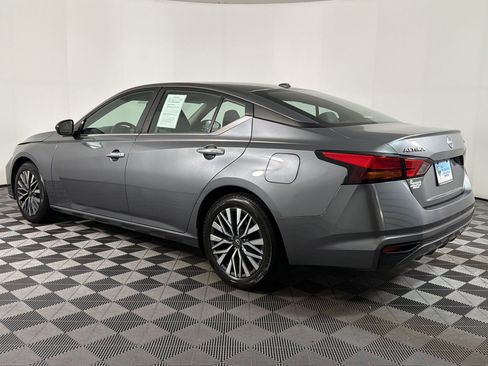Used 2024 Nissan Altima 2.5 SV FWD image 2