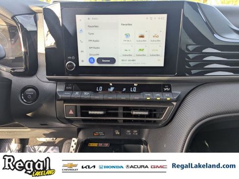 Used 2025 Toyota Camry SE image 19