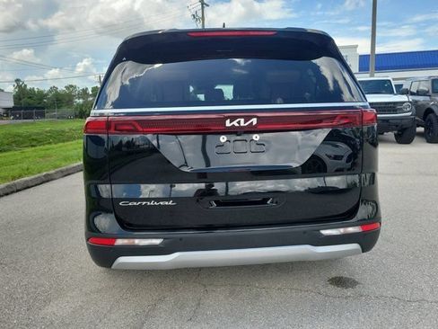 Used 2022 Kia Carnival LX FWD image 5