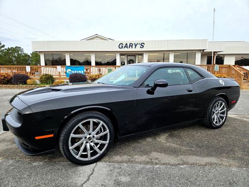 Used 2019 Dodge Challenger SXT image 2