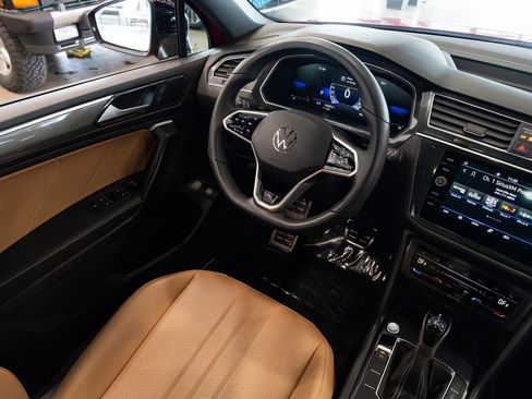 Used 2024 Volkswagen Tiguan SE R-Line image 10