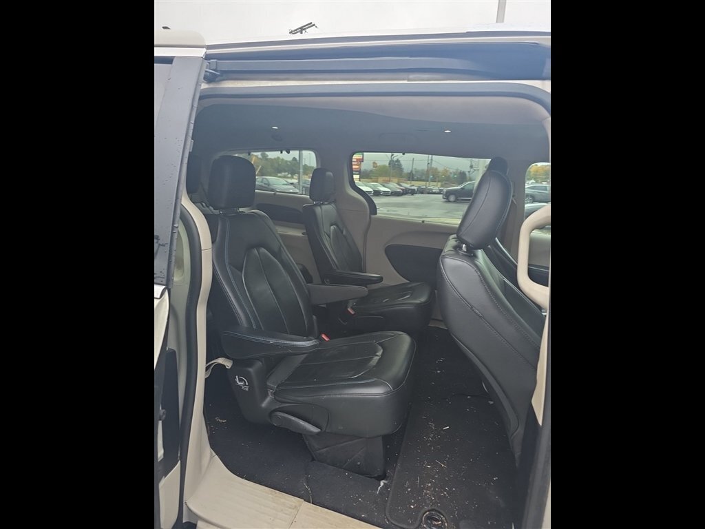 Used 2021 Chrysler Pacifica Touring-L FWD image 29