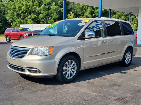 Used 2014 Chrysler Town & Country Touring-L FWD image 2