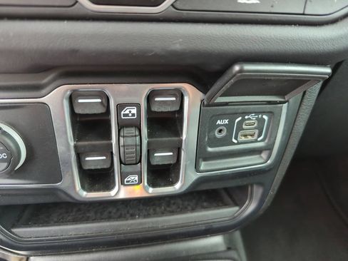 Used 2025 Jeep Wrangler Unlimited Sahara AWD/4WD image 33