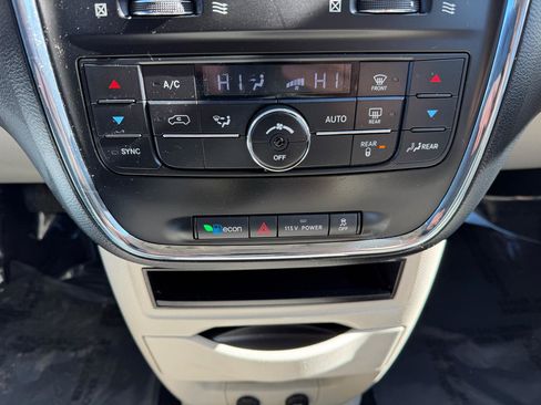 Used 2013 Chrysler Town & Country Touring image 16