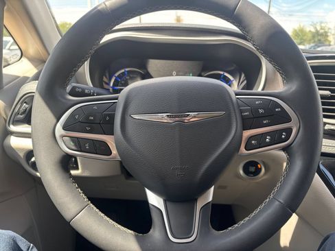 Used 2023 Chrysler Pacifica Touring-L FWD image 30