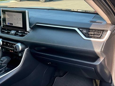 Used 2025 Toyota RAV4 XLE AWD/4WD image 17