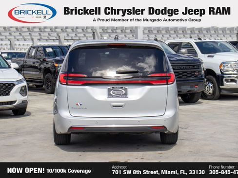 Used 2024 Chrysler Pacifica Touring-L image 6