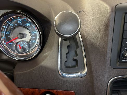 Used 2015 Chrysler Town & Country Limited Platinum FWD image 22