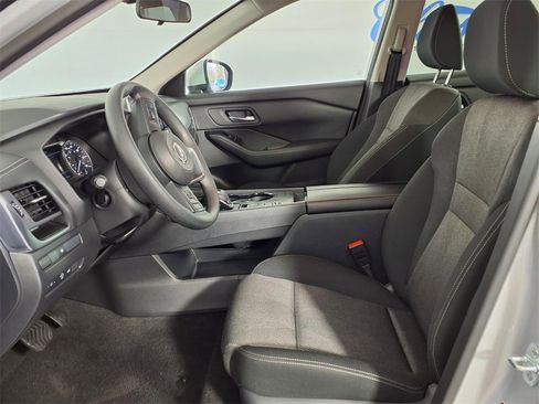 Used 2024 Nissan Rogue SV image 9