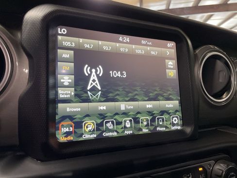 Used 2022 Jeep Gladiator Overland w/ Cold Weather Group AWD/4WD image 18