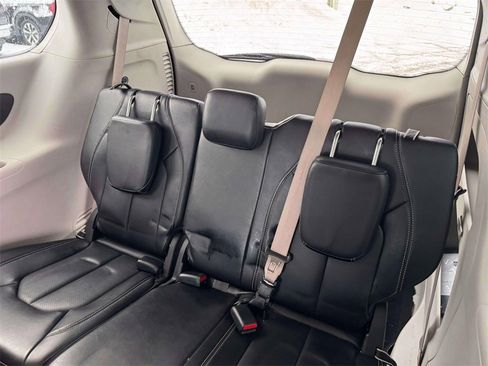 Used 2024 Chrysler Pacifica Touring-L image 10