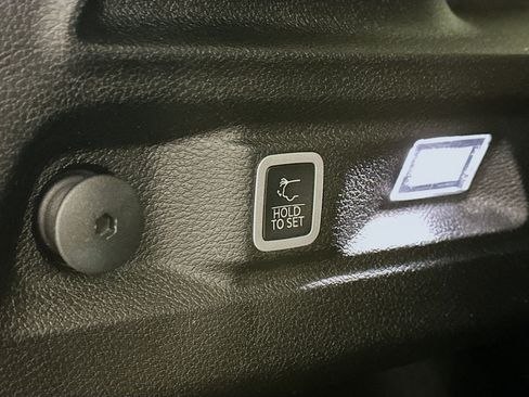 Used 2023 Jeep Grand Cherokee L Limited AWD/4WD image 32