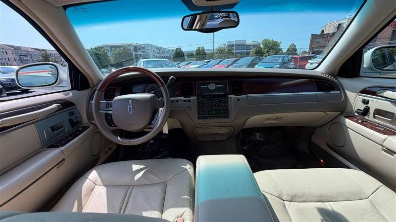 Used 2005 Lincoln Town Car Signature Limited RWD image 21