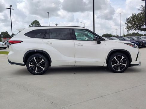 Used 2021 Toyota Highlander XSE FWD image 10