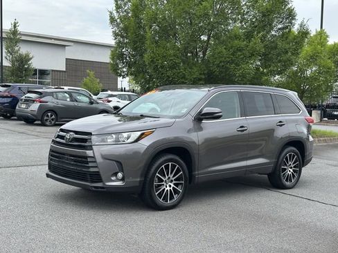 Used 2018 Toyota Highlander SE FWD image 3
