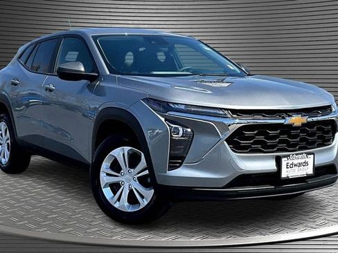 Used 2025 Chevrolet Trax LS image 3