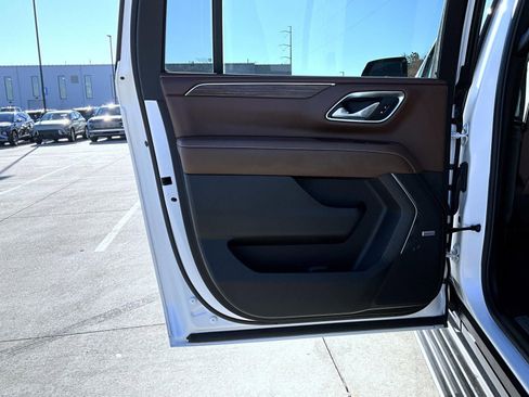 Used 2023 Chevrolet Suburban High Country image 18