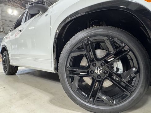 New 2026 Volkswagen Tiguan SE R-Line image 9