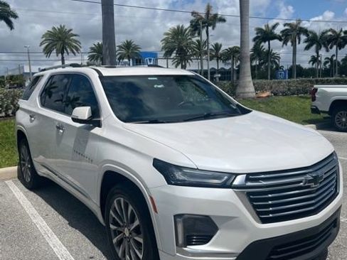 Used 2023 Chevrolet Traverse Premier FWD image 2