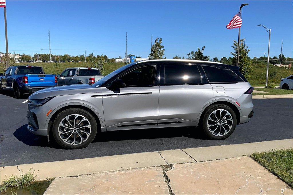 Used 2025 Lincoln Nautilus Reserve AWD/4WD image 12