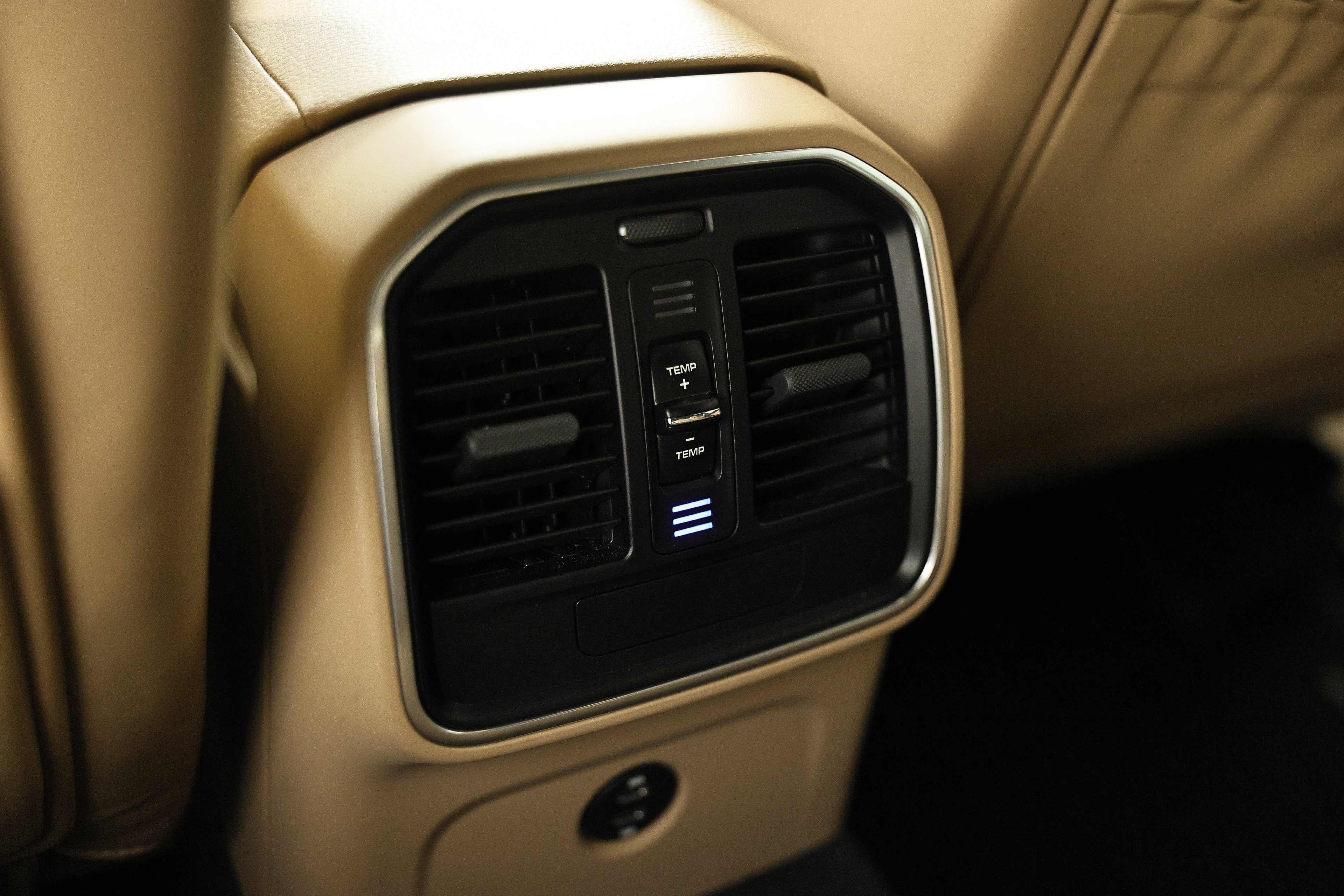 Certified 2026 Porsche Macan AWD/4WD image 28