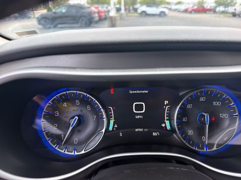 Used 2024 Chrysler Pacifica Touring-L FWD image 22