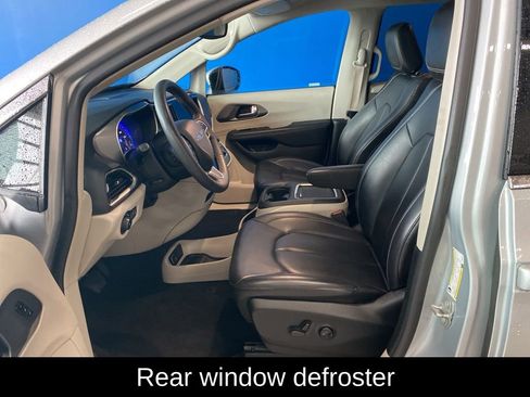 Used 2023 Chrysler Pacifica Touring-L FWD image 10