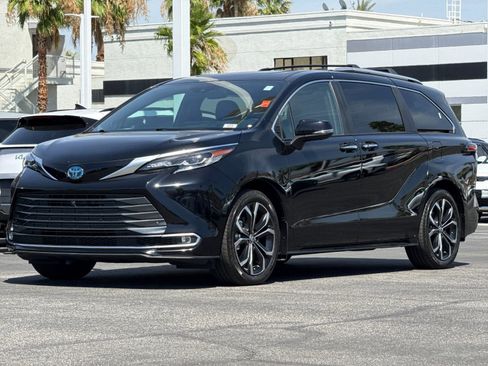Used 2025 Toyota Sienna Platinum FWD image 7