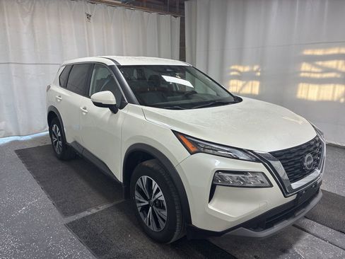 Used 2023 Nissan Rogue SV image 3