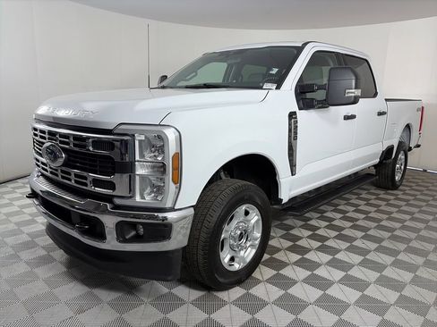Certified 2025 Ford F250 XLT AWD/4WD image 3