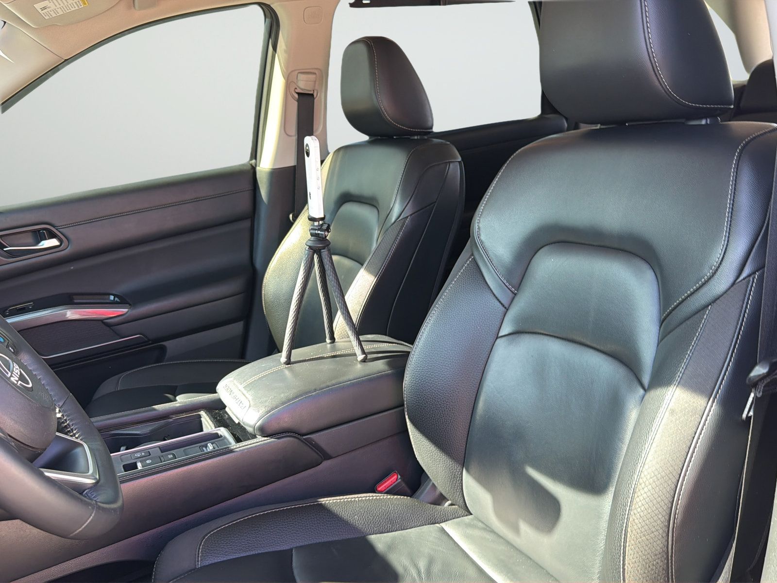 Used 2023 Nissan Pathfinder SL w/ Black Appearance Package FWD image 31
