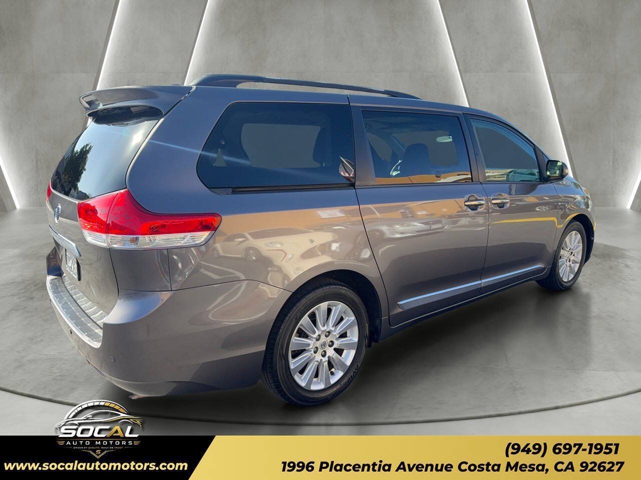 Used 2013 Toyota Sienna Limited w/ Premium Pkg FWD image 5