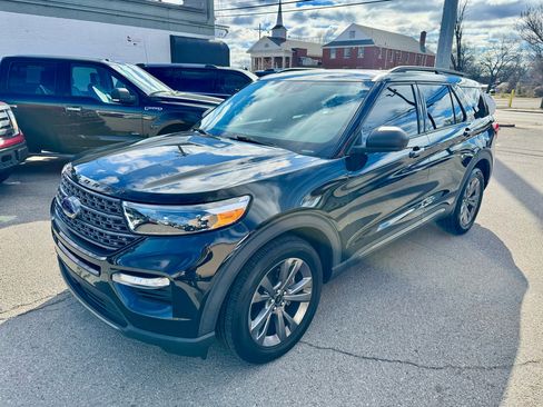 Used 2021 Ford Explorer XLT w/ Equipment Group 202A image 3