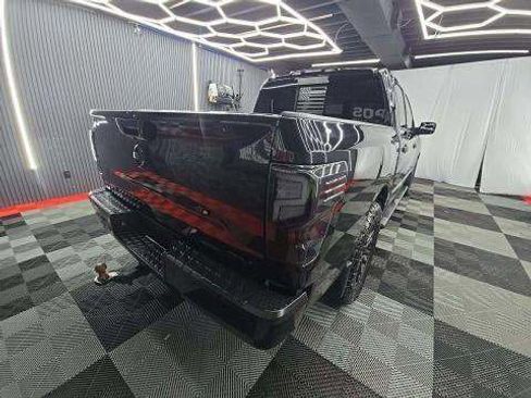Used 2019 Nissan Titan SV w/ SV Convenience Package image 4