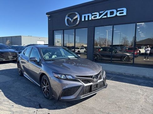 Used 2022 Toyota Camry SE image 1