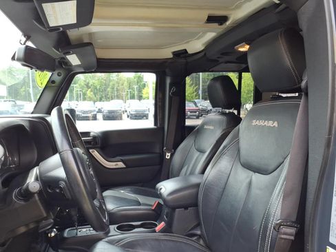 Used 2017 Jeep Wrangler Unlimited Sahara w/ Connectivity Group AWD/4WD image 16