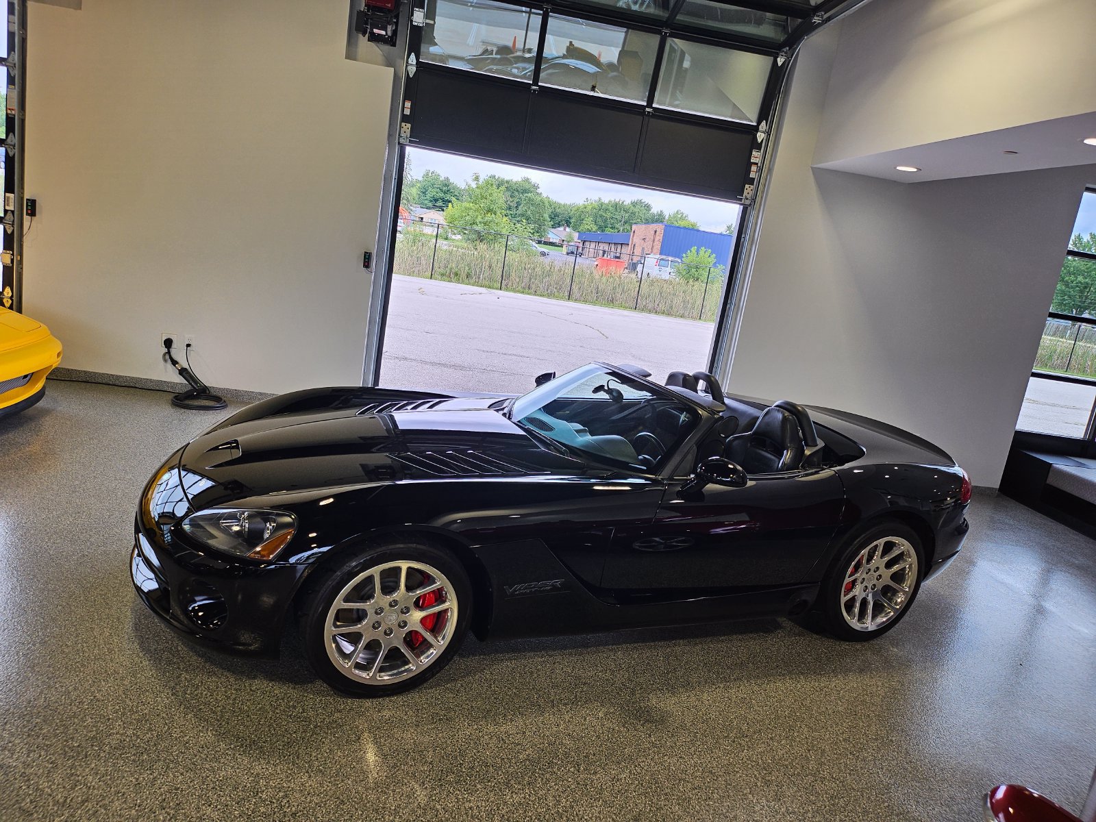 Used 2005 Dodge Viper SRT-10 RWD image 3