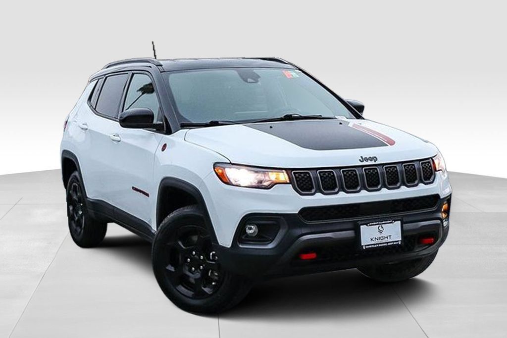 Used 2024 Jeep Compass Trailhawk AWD/4WD image 2