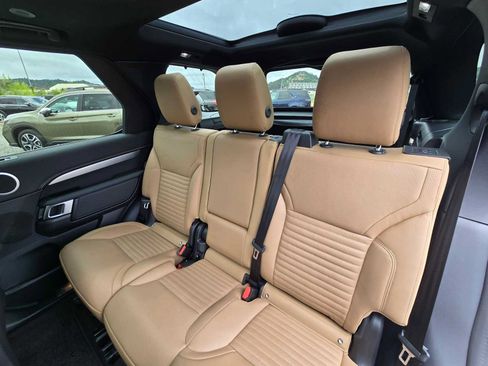 Used 2025 Land Rover Discovery Dynamic SE AWD/4WD image 19
