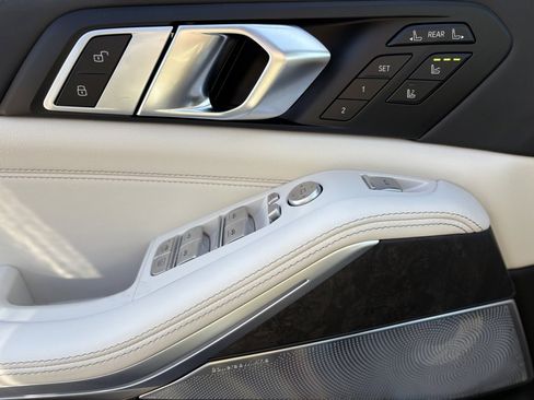 Used 2025 BMW X7 M60i image 18