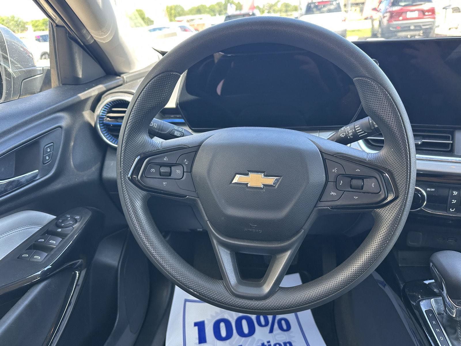 Used 2025 Chevrolet Trax LT FWD image 33