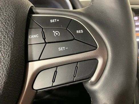 Used 2018 Jeep Grand Cherokee Altitude AWD/4WD image 18
