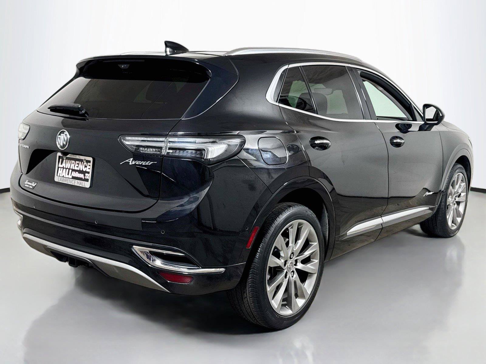 Used 2022 Buick Envision Avenir w/ Technology Package II FWD image 4