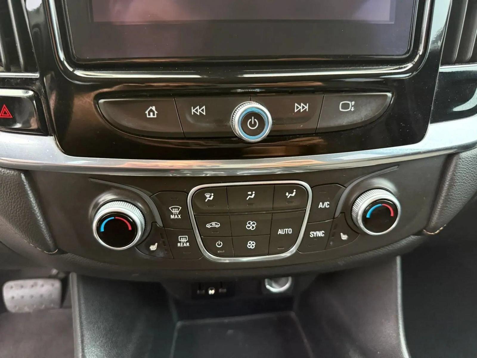 Used 2018 Chevrolet Traverse LT FWD image 19
